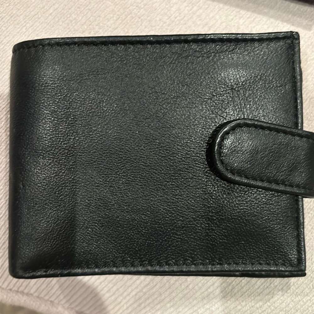 Simple black all leather wallet NWOT with change compartment clip shut